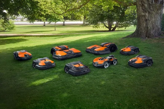 Husqvarna Profi-Mähroboter-Flotte auf einer großen Rasenfläche