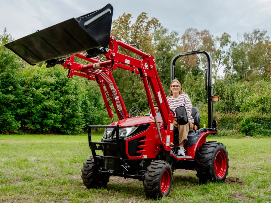 Roter TYM Kompakttraktor T1025 mit Frontlader