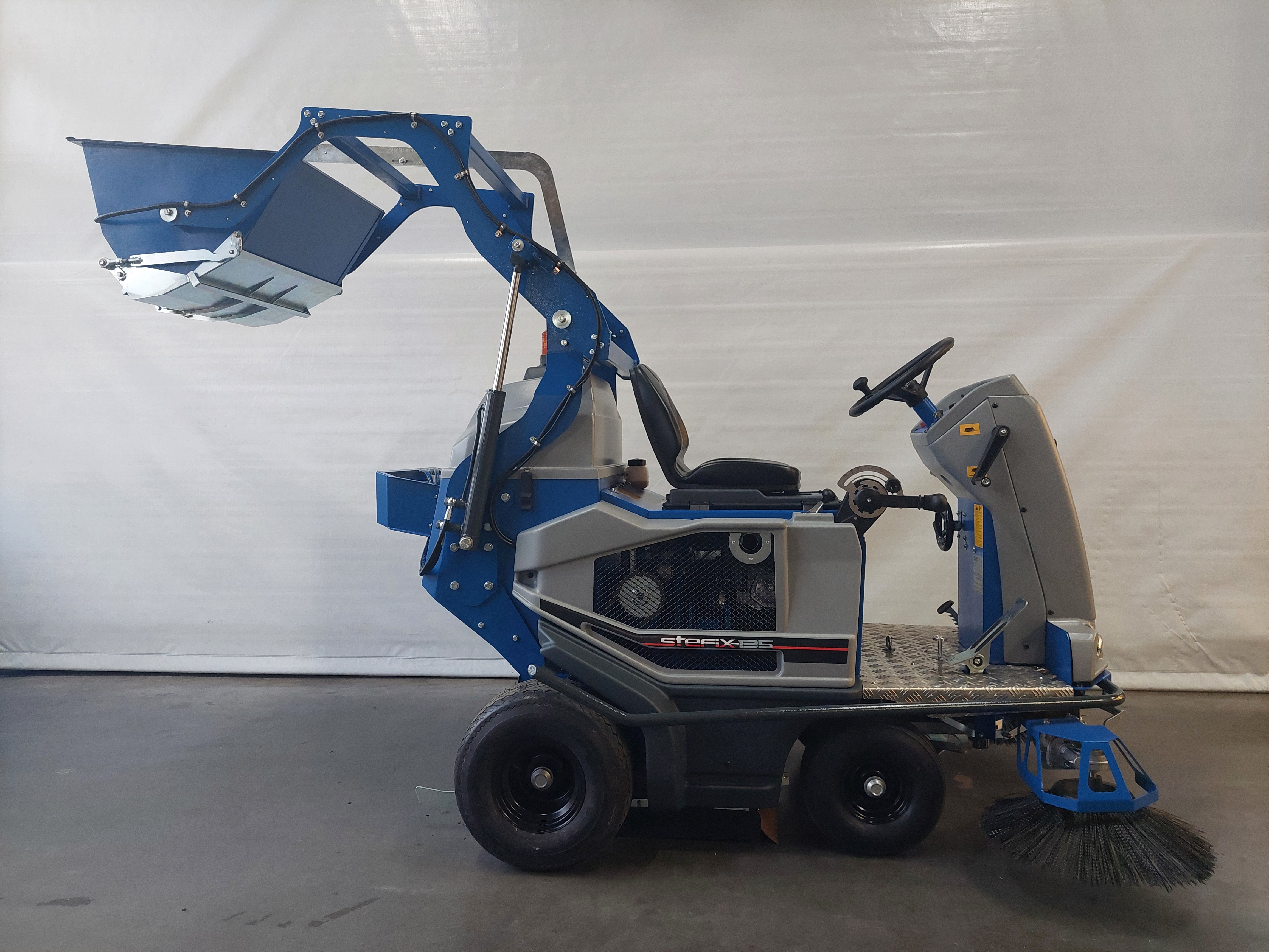 Stefix 135 Kehrsaugmaschine Hochentleerung Stefix 135 Kehrsaugmaschine Hochentleerung