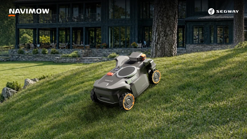 Segway Navimow H5 Pro mit Allradantrieb am Hang vor einem Wohnhaus