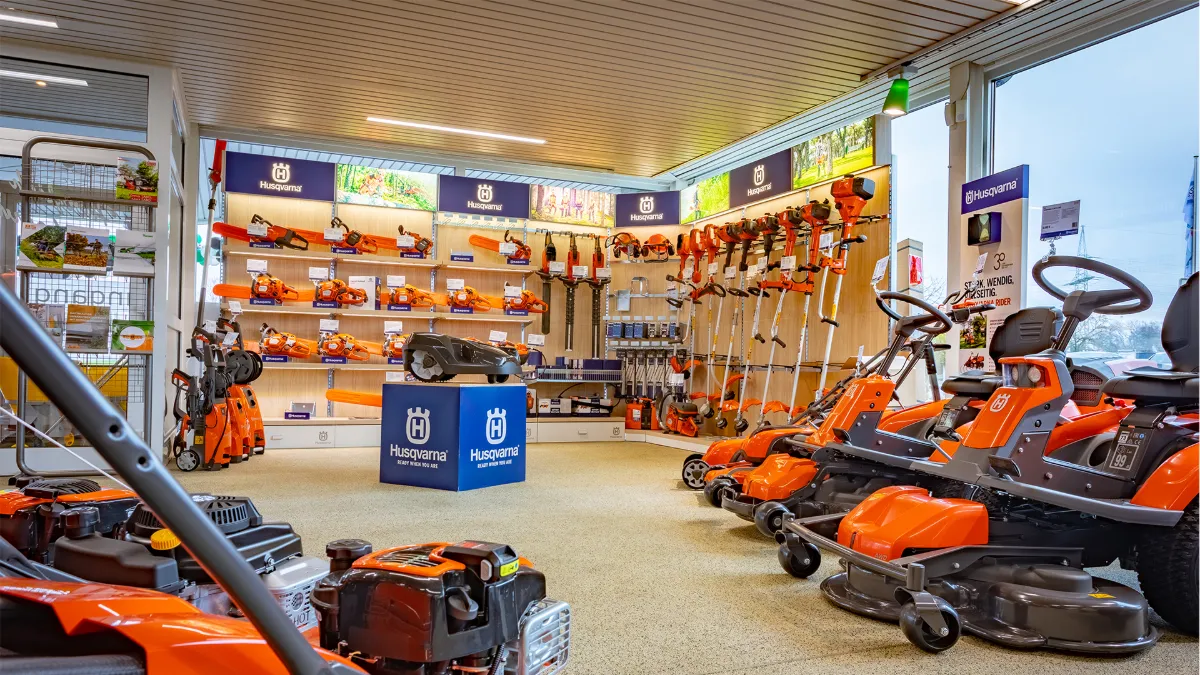 Husqvarna-Ausstellung mit Aufsitzmähern und Rasenmähern