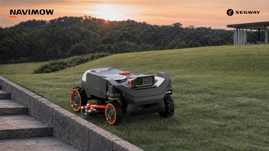 Segway Navimow H5 Pro mäht an einer Rasenkante entlang einer Steintreppe