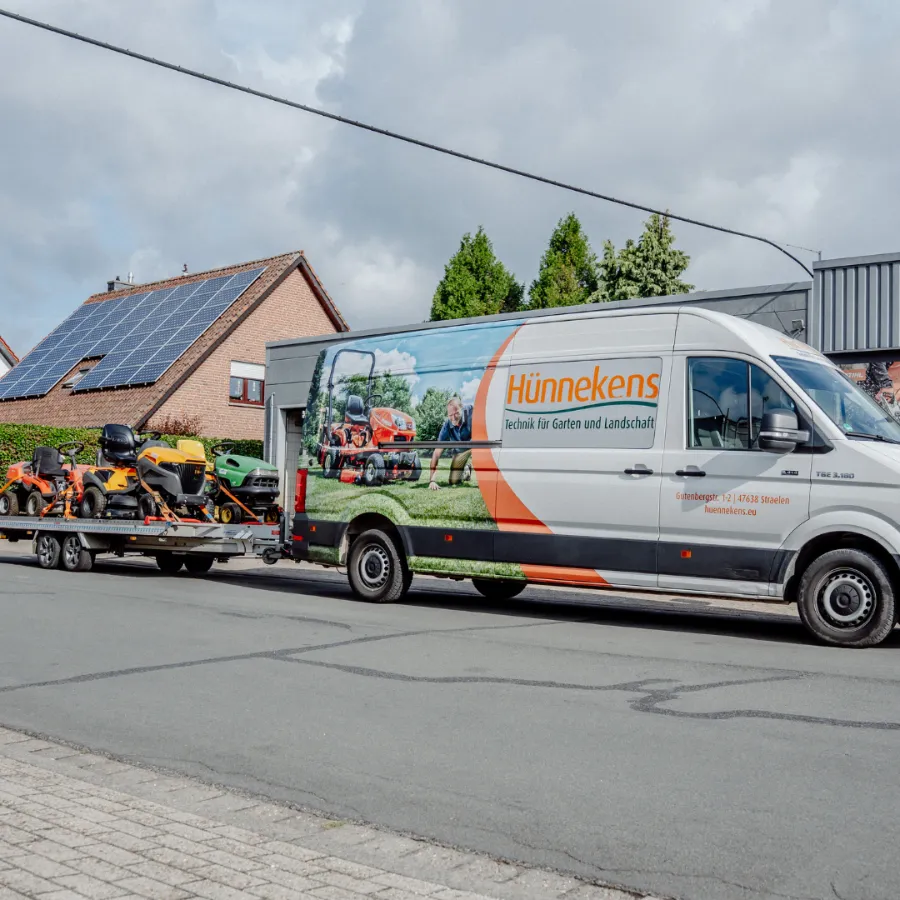 Hünnekens Lieferservice mit Transporter und Anhänger
